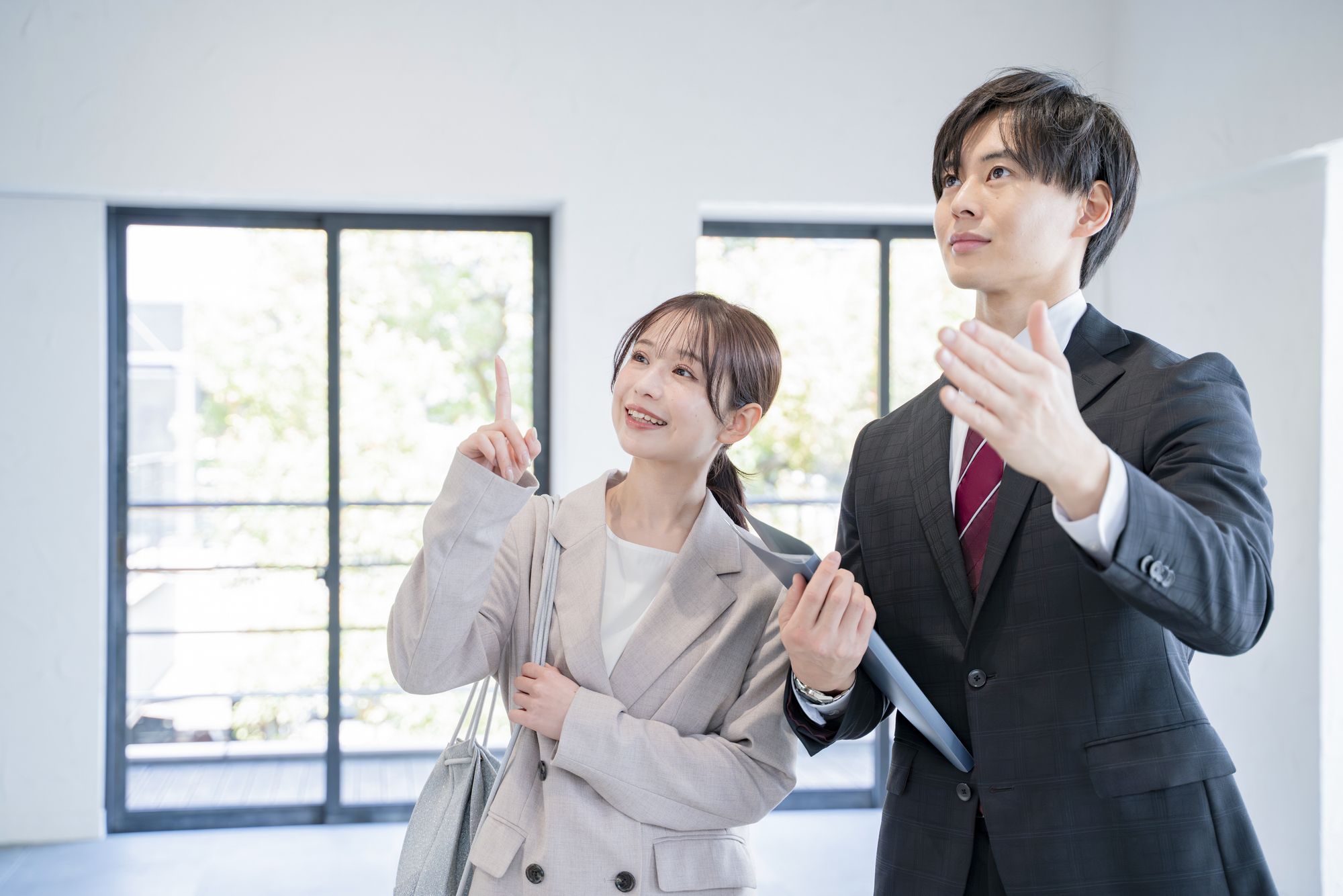 内覧時に収納の奥行き・高さまで細かく測る