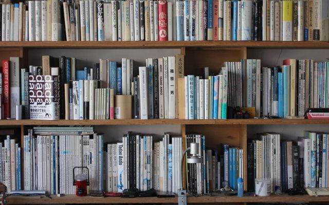 図書館の本棚のイメージ